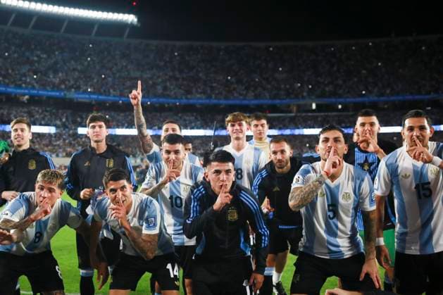Sport Themen der Woche KW13 Argentina v Brazil - FIFA World Cup, WM, Weltmeisterschaft, Fussball 2026 Qualifier Cristian Romero, Thiago Almada, Enzo Fernandez, Exequiel Palacios and Leandro Paredes of Argentina celebrate after winning the South of American FIFA World Cup 2026 Qualifier between Argentina and Brazil at Estadio Mas Monumental Antonio Vespucio Liberti on March 25, 2025 in Buenos Aires, Argentina. Buenos Aires Argentina  Copyright: xMatiasxBagliettox originalFilename:baglietto-notitle250325_npbtX.jpg