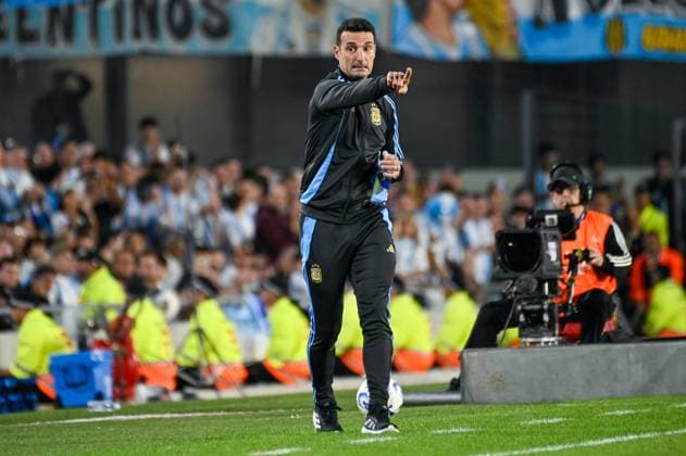 Argentina v Brazil - FIFA World Cup, WM, Weltmeisterschaft, Fussball 2026 Qualifier The coach of the Argentina national team, Nationalteam Lionel Scaloni, gives instructions to his players during a South American qualifier match for the 2026 FIFA World Cup between Argentina and Brazil at the Mas Monumental stadium in Buenos Aires, Argentina, on March 25, 2025 Ciudad Autonoma de Buenos Aires Argentina  Copyright: xJuanxManuelxBaezx originalFilename:baez-argentin250325_npT0S.jpg