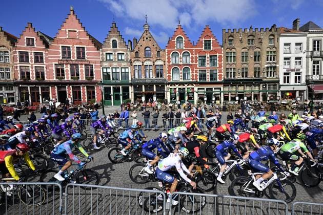 Sport Bilder des Tages The pack of riders pictured at the start of the Classic Brugge-De Panne men s elite one-day cycling race, 195,6 km from Brugge to De Panne, Wednesday 26 March 2025. DIRKxWAEM  x115834925x