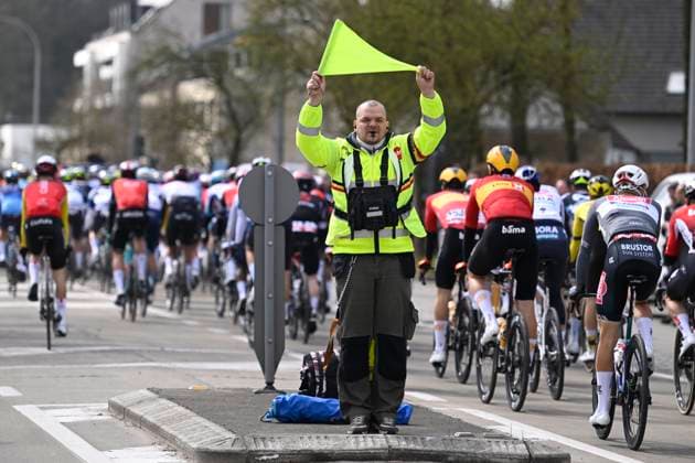 Classic Brugge De Panne 2025 cycling race DE PANNE, BELGIUM - MARCH 26 : illustration picture steward - signaleur - yellow flag during the Men Elite UCI World Tour 49th Classic Brugge De Panne cycling race with start in Brugge and finish in De Panne (195,6 km) on March 26, 2025 in De Panne, Belgium, 26 03 2025 ( Motordriver Kenny Verfaillie & De Panne Belgium  Copyright: xNicoxVereeckenx
