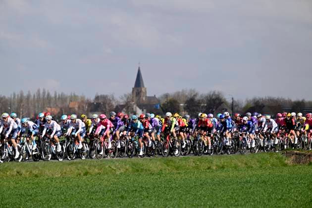 Sport Themen der Woche KW13 Sport Bilder des Tages Classic Brugge De Panne 2025 cycling race DE PANNE, BELGIUM - MARCH 26 : illustration picture peloton during the Men Elite UCI World Tour 49th Classic Brugge De Panne cycling race with start in Brugge and finish in De Panne (195,6 km) on March 26, 2025 in De Panne, Belgium, 26 03 2025 ( Motordriver Kenny Verfaillie & De Panne Belgium  Copyright: xNicoxVereeckenx