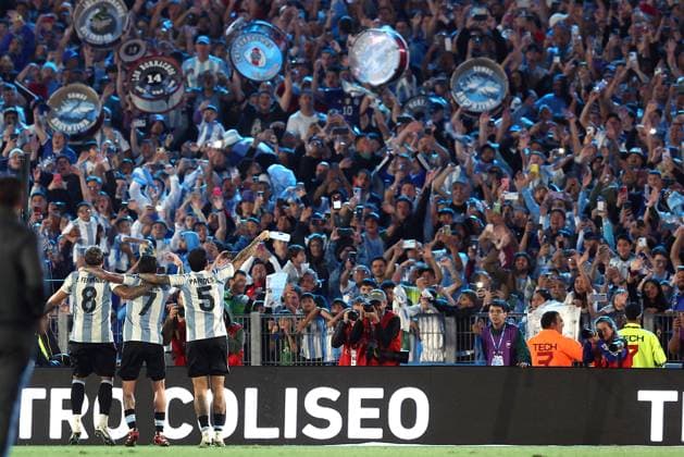 (L to R) Argentina™s midfielders Enzo Fernandez, Rodrigo De Paul y Leandro Paredes celebrate with fans after defeating 4-1 to Brazil during the South American qualification football match between Argentina and Brazil for the FIFA World Cup, WM, Weltmeisterschaft, Fussball 2026 at the Monumental stadium in Buenos Aires on March 25, 2024. BUENOS AIRES ARGENTINA *** L to R Argentina™s midfielders Enzo Fernandez, Rodrigo De Paul and Leandro Paredes celebrate with fans after defeating Brazil 4 1 during the South American qualification football match between Argentina and Brazil for the FIFA World Cup 2026 at the Monumental stadium in Buenos Aires on March 25, 2024 BUENOS AIRES ARGENTINA Copyright: xALEJANDROxPAGNIx