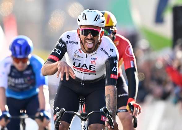 Sport Bilder des Tages Classic Brugge De Panne 2025 cycling race DE PANNE, BELGIUM - MARCH 26 : Molano Juan Sebastian (COL) of UAE Team Emirates - XRG wins during the Men Elite UCI World Tour 49th Classic Brugge De Panne cycling race with start in Brugge and finish in De Panne (195,6 km) on March 26, 2025 in De Panne, Belgium, 26 03 2025 ( Motordriver Kenny Verfaillie & De Panne Belgium  Copyright: xJanxDexMeuleneirx