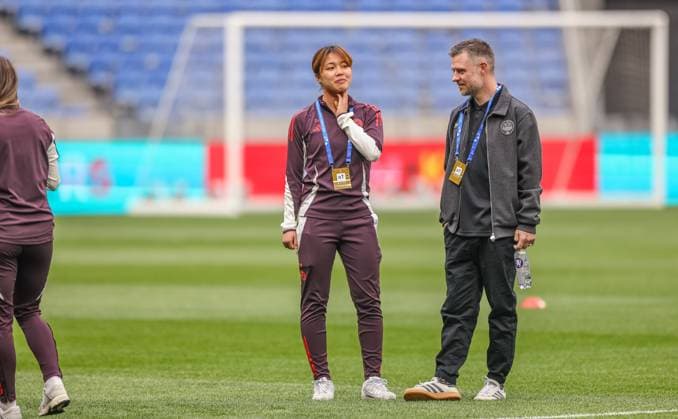 FRA, Lyon, Olympique Lyon vs FC Bayern München, Women s Champions League, Fussball, UEFA, Spielzeit 2024 2025, Groupama Stadium, Viertelfinale, im Bild v.l.: Momoko Tanikawa (FC Bayern München 18) und Alexander Straus (Trainer FC Bayern München Frauen) vor dem Spiel gegen Lyon DFB DFL REGULATIONS PROHIBIT ANY USE OF PHOTOGRAPHS AS IMAGE SEQUENCES AND OR QUASI-VIDEO, 26.03.2025, Copyright: HMBxMedia HendrikxHamelau