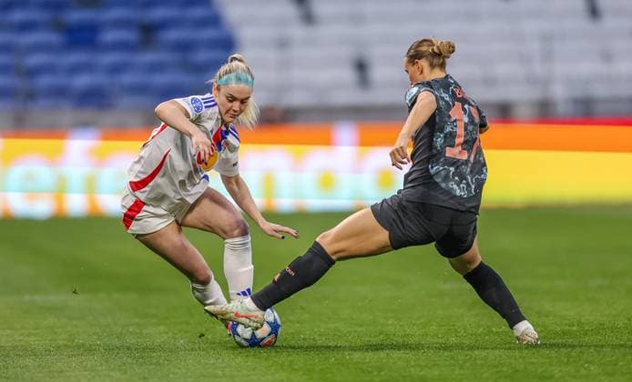FRA, Lyon, Olympique Lyon vs FC Bayern München, Women s Champions League, Fussball, UEFA, Spielzeit 2024 2025, Groupama Stadium, Viertelfinale, im Bild v.l.: Ellie Carpenter, Klara Bühl (FC Bayern München Frauen 17) DFB DFL REGULATIONS PROHIBIT ANY USE OF PHOTOGRAPHS AS IMAGE SEQUENCES AND OR QUASI-VIDEO, 26.03.2025, Copyright: HMBxMedia HendrikxHamelau