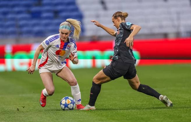 FRA, Lyon, Olympique Lyon vs FC Bayern München, Women s Champions League, Fussball, UEFA, Spielzeit 2024 2025, Groupama Stadium, Viertelfinale, im Bild v.l.: Ellie Carpenter, Klara Bühl (FC Bayern München Frauen 17) DFB DFL REGULATIONS PROHIBIT ANY USE OF PHOTOGRAPHS AS IMAGE SEQUENCES AND OR QUASI-VIDEO, 26.03.2025, Copyright: HMBxMedia HendrikxHamelau