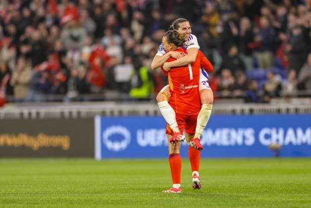 FRA, Lyon, Olympique Lyon vs FC Bayern München, Women s Champions League, Fussball, UEFA, Spielzeit 2024 2025, Groupama Stadium, Viertelfinale, im Bild v.l.: Vanessa Gilles (Olympique Lyon 21) jubelt mit Christiane Endler (Olympique Lyon 1) über den Einzug ins Halbfinale DFB DFL REGULATIONS PROHIBIT ANY USE OF PHOTOGRAPHS AS IMAGE SEQUENCES AND OR QUASI-VIDEO, 26.03.2025, Copyright: HMBxMedia HendrikxHamelau