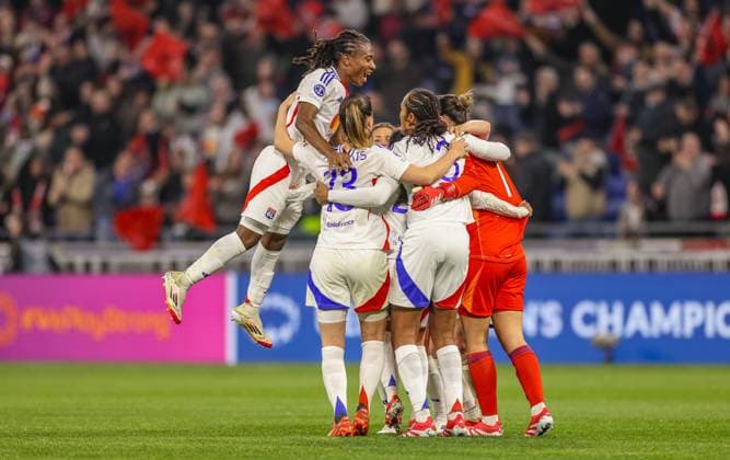 FRA, Lyon, Olympique Lyon vs FC Bayern München, Women s Champions League, Fussball, UEFA, Spielzeit 2024 2025, Groupama Stadium, Viertelfinale, im Bild v.l.: Vanessa Gilles (Olympique Lyon 21) jubelt mit Christiane Endler (Olympique Lyon 1) über den Einzug ins Halbfinale DFB DFL REGULATIONS PROHIBIT ANY USE OF PHOTOGRAPHS AS IMAGE SEQUENCES AND OR QUASI-VIDEO, 26.03.2025, Copyright: HMBxMedia HendrikxHamelau