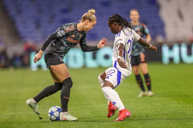 FRA, Lyon, Olympique Lyon vs FC Bayern München, Women s Champions League, Fussball, UEFA, Spielzeit 2024 2025, Groupama Stadium, Viertelfinale, im Bild v.l.: Giulia Gwinn (FC Bayern München Frauen 7), Tabitha Chawinga (Olympique Lyon 22) DFB DFL REGULATIONS PROHIBIT ANY USE OF PHOTOGRAPHS AS IMAGE SEQUENCES AND OR QUASI-VIDEO, 26.03.2025, Copyright: HMBxMedia HendrikxHamelau