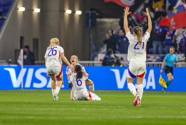 FRA, Lyon, Olympique Lyon vs FC Bayern München, Women s Champions League, Fussball, UEFA, Spielzeit 2024 2025, Groupama Stadium, Viertelfinale, im Bild: Olympique Lyon jubelt über das Tor zum 2:1 DFB DFL REGULATIONS PROHIBIT ANY USE OF PHOTOGRAPHS AS IMAGE SEQUENCES AND OR QUASI-VIDEO, 26.03.2025, Copyright: HMBxMedia HendrikxHamelau