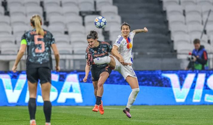 FRA, Lyon, Olympique Lyon vs FC Bayern München, Women s Champions League, Fussball, UEFA, Spielzeit 2024 2025, Groupama Stadium, Viertelfinale, im Bild v.l.: Jovana Damnjanović (FC Bayern München Frauen 9) m Zweikampf mit Dzenifer Marozsan (Olympique Lyon 10) DFB DFL REGULATIONS PROHIBIT ANY USE OF PHOTOGRAPHS AS IMAGE SEQUENCES AND OR QUASI-VIDEO, 26.03.2025, Copyright: HMBxMedia HendrikxHamelau