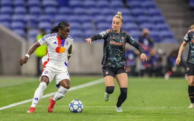 FRA, Lyon, Olympique Lyon vs FC Bayern München, Women s Champions League, Fussball, UEFA, Spielzeit 2024 2025, Groupama Stadium, Viertelfinale, im Bild v.l.: Tabitha Chawinga (Olympique Lyon 22), Giulia Gwinn (FC Bayern München Frauen 7) DFB DFL REGULATIONS PROHIBIT ANY USE OF PHOTOGRAPHS AS IMAGE SEQUENCES AND OR QUASI-VIDEO, 26.03.2025, Copyright: HMBxMedia HendrikxHamelau