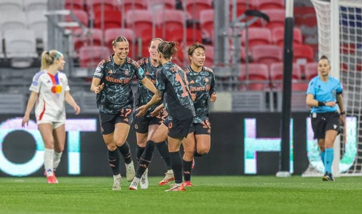 FRA, Lyon, Olympique Lyon vs FC Bayern München, Women s Champions League, Fussball, UEFA, Spielzeit 2024 2025, Groupama Stadium, Viertelfinale, im Bild: Klara Bühl (FC Bayern München Frauen 17) erzielt das 1:0 im Rückspiel gegen Lyon und jubelt mit dem Team DFB DFL REGULATIONS PROHIBIT ANY USE OF PHOTOGRAPHS AS IMAGE SEQUENCES AND OR QUASI-VIDEO, 26.03.2025, Copyright: HMBxMedia HendrikxHamelau