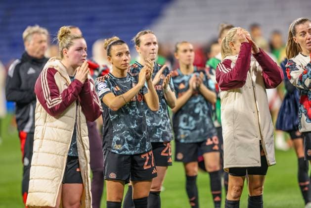 FRA, Lyon, Olympique Lyon vs FC Bayern München, Women s Champions League, Fussball, UEFA, Spielzeit 2024 2025, Groupama Stadium, Viertelfinale, im Bild: enttäuschte Spielerinnen von Bayern München nach dem Ausscheiden gegen Lyon DFB DFL REGULATIONS PROHIBIT ANY USE OF PHOTOGRAPHS AS IMAGE SEQUENCES AND OR QUASI-VIDEO, 26.03.2025, Copyright: HMBxMedia HendrikxHamelau