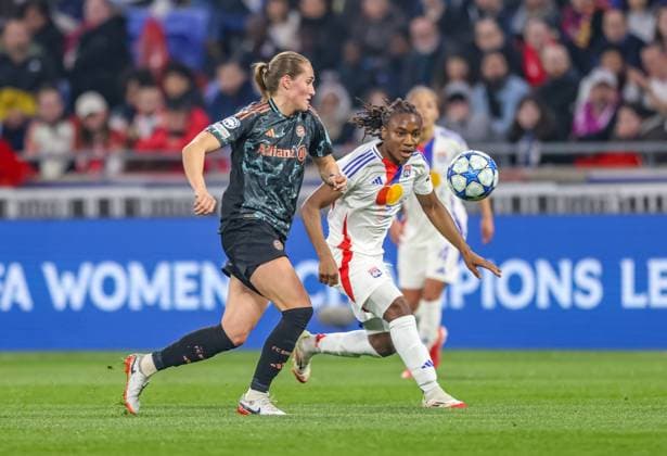 FRA, Lyon, Olympique Lyon vs FC Bayern München, Women s Champions League, Fussball, UEFA, Spielzeit 2024 2025, Groupama Stadium, Viertelfinale, im Bild v.l.: Sydney Lohmann (FC Bayern München Frauen 12), Melchie Dumornay (Olympique Lyon 6) DFB DFL REGULATIONS PROHIBIT ANY USE OF PHOTOGRAPHS AS IMAGE SEQUENCES AND OR QUASI-VIDEO, 26.03.2025, Copyright: HMBxMedia HendrikxHamelau