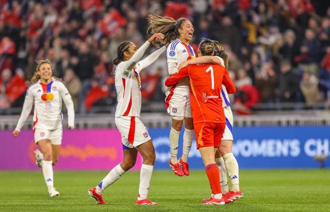 FRA, Lyon, Olympique Lyon vs FC Bayern München, Women s Champions League, Fussball, UEFA, Spielzeit 2024 2025, Groupama Stadium, Viertelfinale, im Bild v.l.: Vanessa Gilles (Olympique Lyon 21) jubelt mit Christiane Endler (Olympique Lyon 1) über den Einzug ins Halbfinale DFB DFL REGULATIONS PROHIBIT ANY USE OF PHOTOGRAPHS AS IMAGE SEQUENCES AND OR QUASI-VIDEO, 26.03.2025, Copyright: HMBxMedia HendrikxHamelau