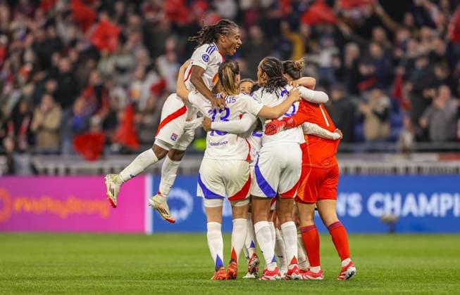 FRA, Lyon, Olympique Lyon vs FC Bayern München, Women s Champions League, Fussball, UEFA, Spielzeit 2024 2025, Groupama Stadium, Viertelfinale, im Bild v.l.: Vanessa Gilles (Olympique Lyon 21) jubelt mit Christiane Endler (Olympique Lyon 1) über den Einzug ins Halbfinale DFB DFL REGULATIONS PROHIBIT ANY USE OF PHOTOGRAPHS AS IMAGE SEQUENCES AND OR QUASI-VIDEO, 26.03.2025, Copyright: HMBxMedia HendrikxHamelau