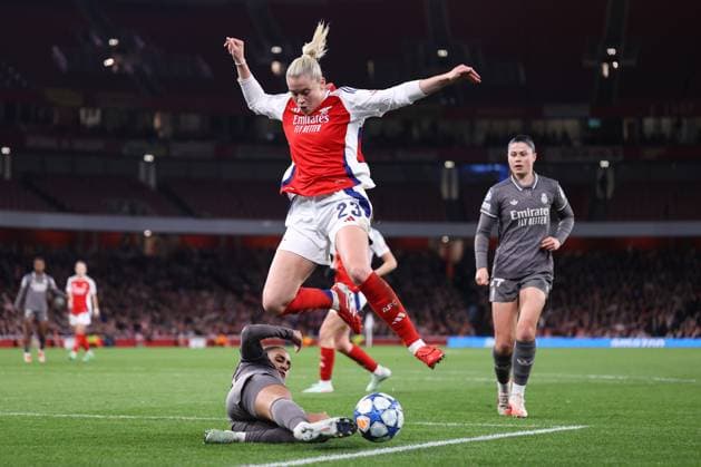 Arsenal v Real Madrid Women 26 March 2025, London - UEFA Women s Champions League - Quarter Final - Second Leg - Arsenal v Real Madrid - Maelle Lakrar of Real Madrid tackles Alessia Russo of Arsenal - Photo: Jacques Feeney Offside. London UK Copyright: xJacquesxFeeneyx xOffsidexOffside