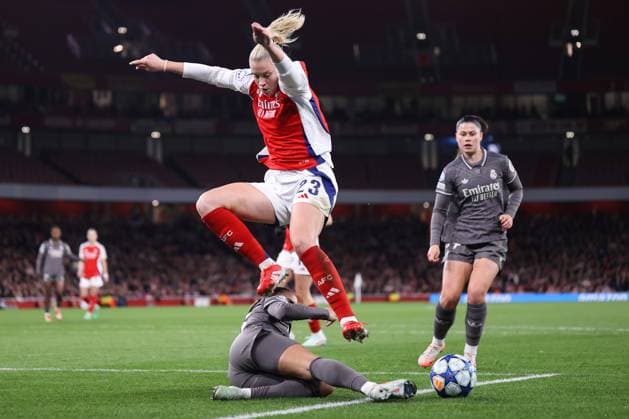 Arsenal v Real Madrid Women 26 March 2025, London - UEFA Women s Champions League - Quarter Final - Second Leg - Arsenal v Real Madrid - Maelle Lakrar of Real Madrid tackles Alessia Russo of Arsenal - Photo: Jacques Feeney Offside. London UK Copyright: xJacquesxFeeneyx xOffsidexOffside