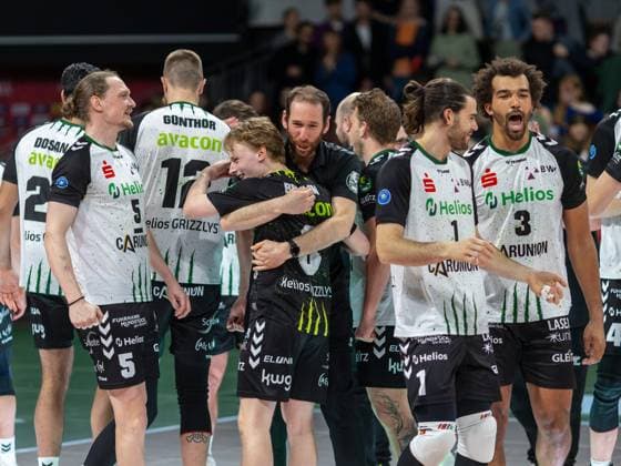 Giesen - Spieler und Giesens Trainer Itamar STEIN feiern nach Spielende. Volleyball, Herrsching-Giesen. Volleyball Bundesliga der Männer, WWK Volleys Herrsching - Helios Grizzlys Giesen, Playoff, Saison 2024-2025, am 26.03.2025 in Muenchen, B M W P A R K, Deutschland. Quelle Copyright Credit : Oryk HAIST