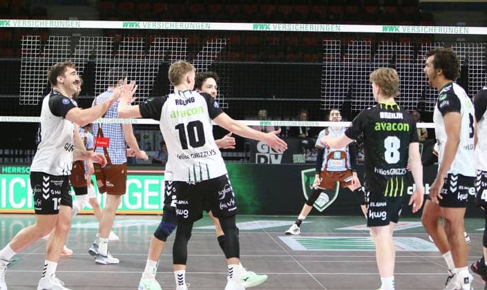 Giesener Freude ueber Punktgewinn, He-Volleyballl, Bundesliga, 2024 25, 26.03.25, playoff Viertelfinale, zweites Spiel, WWK Volleys Herrsching vs Heilios GRIZZLYS Giesen, BMW Park, Muenchen, Copyright: WolfgangxFehrmann
