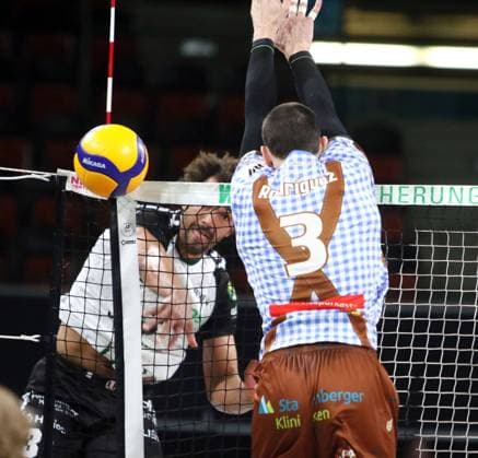 von links Michiel AHYI (Giesen), Victor RODRIGUEZ PEREZ (Herrsching), He-Volleyballl, Bundesliga, 2024 25, 26.03.25, playoff Viertelfinale, zweites Spiel, WWK Volleys Herrsching vs Heilios GRIZZLYS Giesen, BMW Park, Muenchen, Copyright: WolfgangxFehrmann