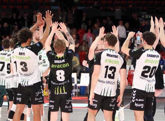 Jubel der Giesener Spieler nach dem Sieg He-Volleyballl, Bundesliga, 2024 25, 26.03.25, playoff Viertelfinale, zweites Spiel, WWK Volleys Herrsching vs Heilios GRIZZLYS Giesen, BMW Park, Muenchen, Copyright: WolfgangxFehrmann