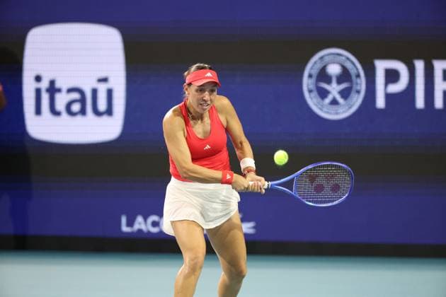 March 26, 2025, Miami Gardens, Florida, United States Of America: MIAMI GARDENS, FLORIDA - MARCH 26: Jessica Pegula of the United States defeats Emma Raducanu of Great Britain in the quarter-final on Day 9 of the Miami Open at Hard Rock Stadium on March 26, 2025 in Miami Gardens, Florida...People: Jessica Pegula Miami Gardens United States Of America - ZUMAs214 20250326_ada_s214_057 Copyright: xSMGx