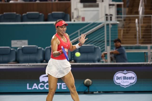 March 26, 2025, Miami Gardens, Florida, United States Of America: MIAMI GARDENS, FLORIDA - MARCH 26: Jessica Pegula of the United States defeats Emma Raducanu of Great Britain in the quarter-final on Day 9 of the Miami Open at Hard Rock Stadium on March 26, 2025 in Miami Gardens, Florida...People: Jessica Pegula Miami Gardens United States Of America - ZUMAs214 20250326_ada_s214_066 Copyright: xSMGx