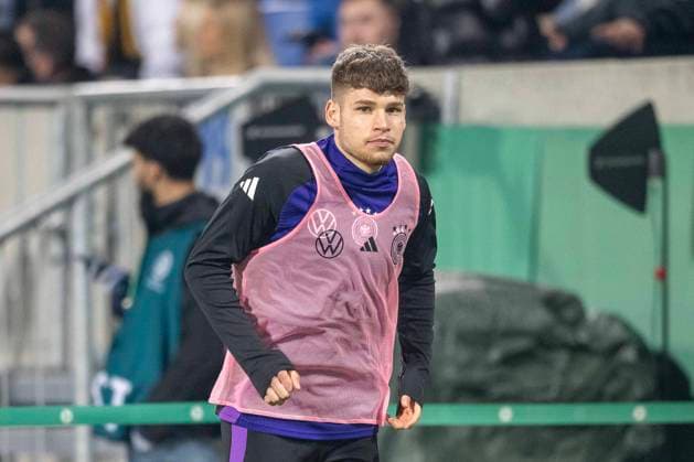 25.03.2025, Fussball: Laenderspiel, EM-Vorbereitung, Saison 2024 2025, Deutschland U21, U 21 - Spanien U21 im Merck-Stadion in Darmstadt. Lukas Ullrich (Deutschland U21, 13) beim Aufwaermen. Wichtiger Hinweis: Gemaess den Vorgaben der FIFA bzw. der UEFA ist es untersagt, in dem Stadion und oder vom Spiel angefertigte Fotoaufnahmen in Form von Sequenzbildern und oder videoaehnlichen Fotostrecken zu verwerten bzw. verwerten zu lassen. Foto: Kirchner-Media Thomas Haesler Copyright: xKirchner-Media ThomasxHaeslerx