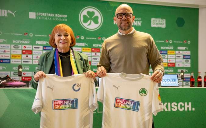 Sport Themen der Woche KW13 Sport Bilder des Tages 27.03.2025 - SpVgg Greuther Fürth Fuerth - Saison 2024 2025 - Medientermin Pressetermin - Hofmann Personal - Kampagne VIELFALTGEWINNT VIELFALT GEWINNT- Präsentation Sondertrikot - - Ingrid Hofmann ( Geschäftsführende Alleingesellschafterin I.K. Hofmann GmbH ) Holger Schwiewagner (Geschäftsführer Vizepräsident SpVgg Greuther Fürth ) *** 27 03 2025 SpVgg Greuther Fürth Fuerth season 2024 2025 Media event Press event Hofmann Personal campaign VIELFALTGEWINNT VIELFALT GEWINNT Presentation special jersey Ingrid Hofmann Managing Director Sole Shareholder I K Hofmann GmbH Holger Schwiewagner Managing Director Vice President SpVgg Greuther Fürth