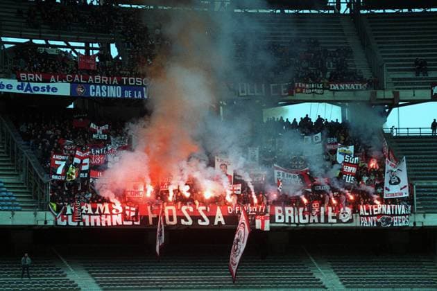 Archivbilder der Woche SPORT KW13 milan curva tifosi, fumogeni, supporters fans, Serie A 1999-2000, Torino-Milan 2-2, veduta SERIE A 1999-2000 99-2000 TORINO-MILAN 2-2