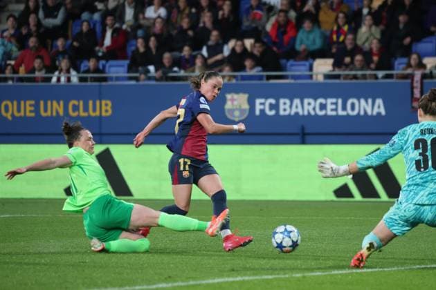 Marina Hegering (Wolfsburg 31) und Ewa Pajor (Barcelona 17), ESP, FC Barcelona, Barca - VfL Wolfsburg, Fussball, Champions-League der Frauen, Viertelfinale, Rueckspiel, Saison 2024 2025, 27.03.2025 ESP, FC Barcelona - VfL Wolfsburg, Fussball, Champions-League der Frauen, Viertelfinale, Rueckspiel, Saison 2024 2025, 27.03.2025 Barcelona Copyright: xEibner-Pressefoto JoergxNiebergax EP_JNL