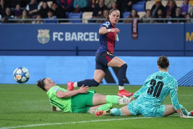 Marina Hegering (Wolfsburg 31) und Ewa Pajor (Barcelona 17), ESP, FC Barcelona, Barca - VfL Wolfsburg, Fussball, Champions-League der Frauen, Viertelfinale, Rueckspiel, Saison 2024 2025, 27.03.2025 ESP, FC Barcelona - VfL Wolfsburg, Fussball, Champions-League der Frauen, Viertelfinale, Rueckspiel, Saison 2024 2025, 27.03.2025 Barcelona Copyright: xEibner-Pressefoto JoergxNiebergax EP_JNL