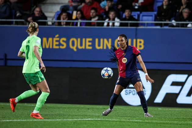 FC Barcelona, Barca Vs Vfl Wolfsburg - Womens UEFA Champions League 2024 25 Quarter - Final Salma Paralluelo of FC Barcelona controls the ball during the Women s UEFA Champions League 2024 25 Quarter-final match between FC Barcelona and Vfl Wolfsburg at Johan Cruyff Stadium in Barcelona, Spain, on March 27, 2025. Sant Joan Despi Spain  Copyright: xGongorax originalFilename:bonilla-fcbarcel250327_npF2E.jpg