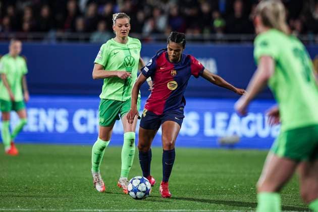 FC Barcelona, Barca Vs Vfl Wolfsburg - Womens UEFA Champions League 2024 25 Quarter - Final Esmee Brugts of FC Barcelona controls the ball during the Women s UEFA Champions League 2024 25 Quarter-final match between FC Barcelona and Vfl Wolfsburg at Johan Cruyff Stadium in Barcelona, Spain, on March 27, 2025. Sant Joan Despi Spain  Copyright: xGongorax originalFilename:bonilla-fcbarcel250327_npzLa.jpg