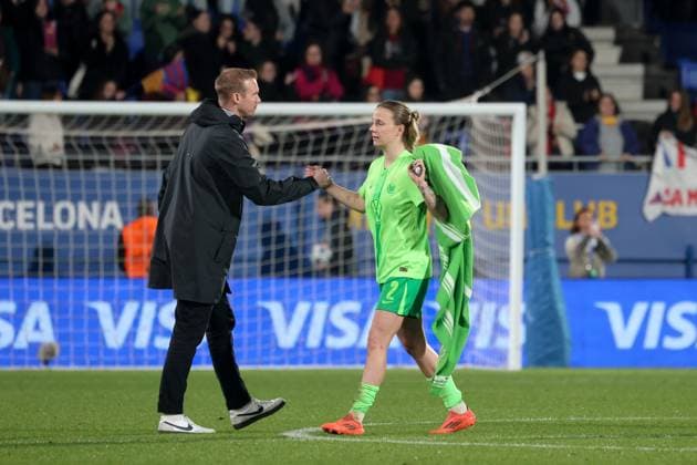 Enttaeuschte Wolfsburgerinnen, Trainer Tommy Stroot und Lynn Wilms (Wolfsburg 2), ESP, FC Barcelona, Barca - VfL Wolfsburg, Fussball, Champions-League der Frauen, Viertelfinale, Rueckspiel, Saison 2024 2025, 27.03.2025 ESP, FC Barcelona - VfL Wolfsburg, Fussball, Champions-League der Frauen, Viertelfinale, Rueckspiel, Saison 2024 2025, 27.03.2025 Barcelona Copyright: xEibner-Pressefoto JoergxNiebergax EP_JNL