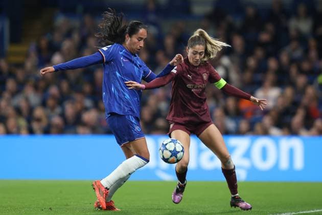 London England, March 27th 2025: Laia Aleixandri of Manchester City protects the ball from Mayra Ramirez of Chelsea during the UEFA Women s Champions League match between Chelsea and Manchester City at Stamford Bridge in London, England (Alexander Canillas SPP) Copyright: xAlexanderxCanillas SPPx spp-en-AlCa-9U2A4474