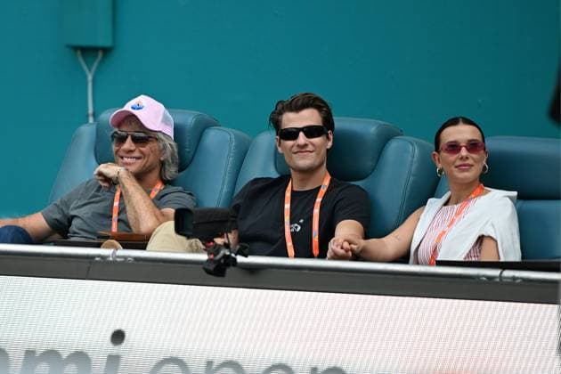 Sport Themen der Woche KW13 Sport Bilder des Tages MIAMI GARDENS FL - MARCH 27: Jon Bon Jovi, son Jake and Dorothea Hurley are seen watching Jasmine Paolini Vs Aryna Sabalenka during The Miami Open at Hard Rock Stadium on March 27, 2025 in Miami Gardens, Florida. : Credit Larry Marano 2025 Copyright: xLarryxMaranox x2025x