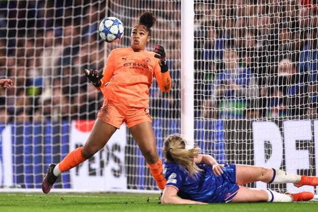 Chelsea v Manchester City 27 March 2025, London - UEFA Women s Champions League - Quarter Final - Second Leg - Chelsea v Manchester City - Manchester City goalkeeper Khiara Keating reacts to the ball bouncing up at her - Photo: Jacques Feeney Offside. London UK Copyright: xJacquesxFeeneyx xOffsidexOffside