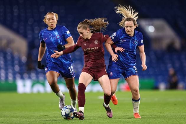 Chelsea v Manchester City 27 March 2025, London - UEFA Women s Champions League - Quarter Final - Second Leg - Chelsea v Manchester City - Jess Park of Manchester City and Erin Cuthbert of Chelsea - Photo: Jacques Feeney Offside. London UK Copyright: xJacquesxFeeneyx xOffsidexOffside