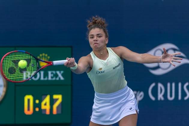 Jasmine Paolini of Italy hits a forehand shot to Aryna Sabalenka of Belarus in the first semifinal match on the stadium court at the Miami Open in the Hard Rock Stadium in Miami Gardens, Florida, on Thursday, March 27, 2025. Sabalenka defeated Paolini 6-2, 6-2.  MIA20250327120 GARYxIxROTHSTEIN