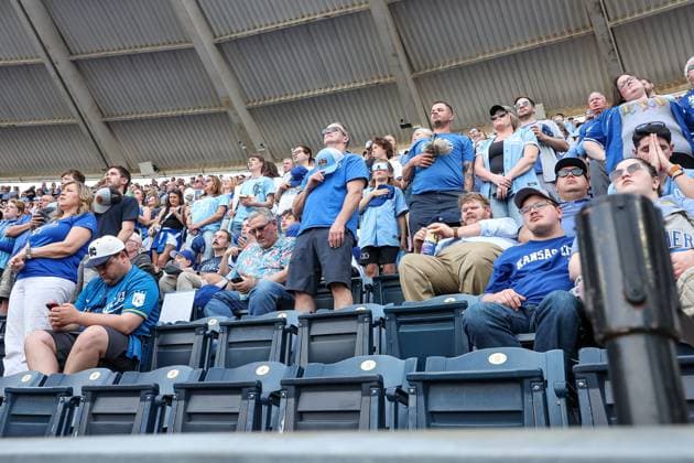 MLB, Baseball Herren, USA 2025: Guardians Vs Royals MAR 27 March 27, 2025: Fans stand during the seventh inning as God Bless America was sung on opening day of an MLB baseball game between the Kansas City Royals and Cleveland Guardians at Kauffman Stadium in Kansas City, MO. David Smith CSM (Credit Image: Â David Smith Cal Media) Kansas City Mo United States of America EDITORIAL USE ONLY Copyright: xx ZUMA-20250327_zma_c04_338.jpg DavidxSmithx csmphotothree369309