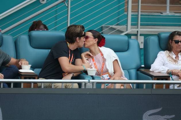 March 27, 2025, Miami Gardens, Florida, United States Of America: MIAMI GARDENS, FL - MARCH 27: Millie Bobby Brown Bongiovi and husband Jake Bongiovi are seen kissing while watching Aryna Sabalenka of Belarus defeat Jesica Paolini of Italy on Day 10 of the Miami Open at Hard Rock Stadium on March 27, 2025 in Miami Gardens, Florida...People: Mirra Andreeva Miami Open Presented By Itau 2025 - Day 10  - ZUMAs214 20250327_ada_s214_003 Copyright: xSMGx