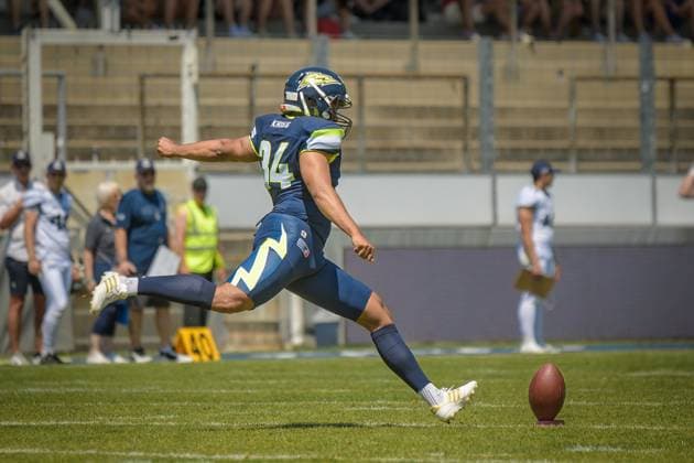 Lenny Krieg (Stuttgart Surge, 34) kickt den Ball, Stuttgart Surge vs Seamen Milano, American Football, ELF, Week 03, Saison 2023, 18.06.2023, Stuttgart GAZI Stadion auf der Waldau Deutschland Copyright: xFootxBowl JUSTxSHOTSx