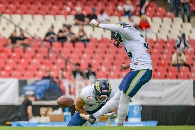 Lenny Krieg (Stuttgart Surge, 34) kickt PAT beim Warmup, Stuttgart Surge vs Rhein Fire, American Football, European League of Football, Semi-Final, Season 2024, 08.09.2024, Nuremberg Max Morlock Stadion Germany Copyright: xFootxBowl JUSTxSHOTSx