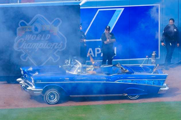 Sport Themen der Woche KW13 Sport Bilder des Tages March 27, 2025, Los Angeles, California, USA: Rapper Ice Cube drives in the Commissioner s Trophy on the outfield warning track before the MLB, Baseball Herren, USA regular season game against the Detroit Tigers on Thursday March 27, 2025 at Dodger Stadium in Los Angeles, California. Dodgers defeat Tigers, 5-4. JAVIER ROJAS PI Los Angeles USA - ZUMAp124 20250327_zaa_p124_013 Copyright: xJavierxRojasx