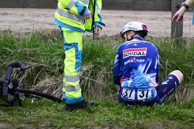 Belgian Dries Van Gestel of Soudal Quick-Step pictured after a fall during the E3 Saxo Bank Classic one day cycling race, 208,8 km from and to Harelbeke, on Friday 28 March 2025. DIRKxWAEM  x116489892x