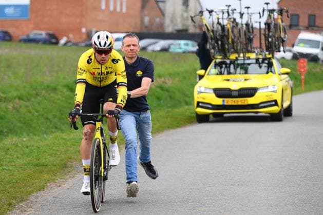 E3 Saxo Classic 2025 Cycling Race Harelbeke, Belgium - March 28 : Van Aert Wout (BEL) of Team Visma Lease A Bike with a mechanical problem during the Men Elite UCI World Tour 68th E3 Saxo Classic cycling race of 208 kms with start in Harelbeke and finish in Harelbeke on March 28, 2025 in Harelbeke, Belgium, 28 03 2025 ( Motordriver Kenny Verfaillie - Harelbeke Belgium  Copyright: xVincentxKalutx