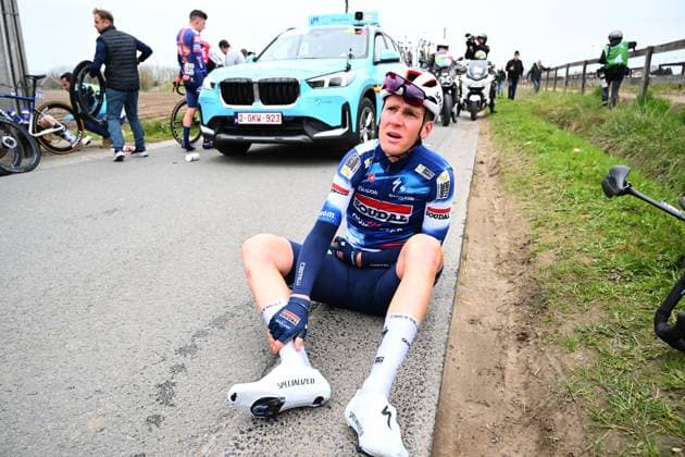 E3 Saxo Classic 2025 Cycling Race Harelbeke, Belgium - March 28 : Crash of Van Gestel Dries (BEL) of Soudal Quick-Step during the Men Elite UCI World Tour 68th E3 Saxo Classic cycling race of 208 kms with start in Harelbeke and finish in Harelbeke on March 28, 2025 in Harelbeke, Belgium, 28 03 2025 ( Motordriver Kenny Verfaillie - Harelbeke Belgium  Copyright: xVincentxKalutx